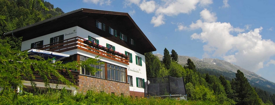 Die Dominikushütte vor den Bergen des Zillertals an einem sonnigen Sommertag