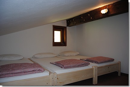 Zimmerlager mit mehreren Betten in der Dominikushütte