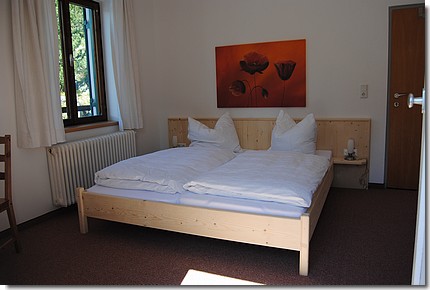 Zimmer mit Betten in der Dominikushütte